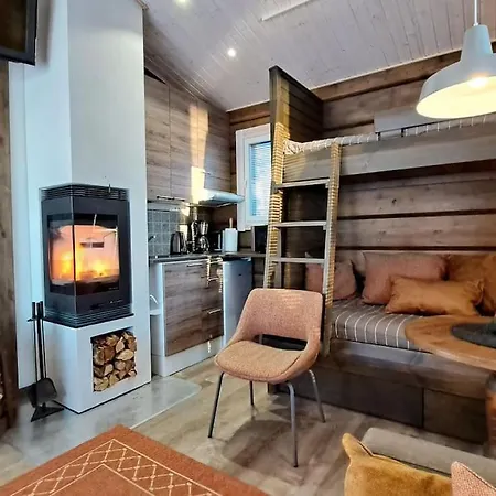 Luxury Aurora Glass Igloo, Hot Tub & Sauna * ロヴァニエミ