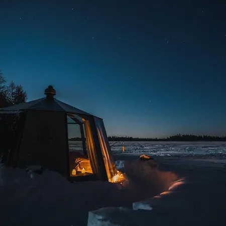 シャレー Luxury Aurora Glass Igloo, Hot Tub & Sauna ロヴァニエミ