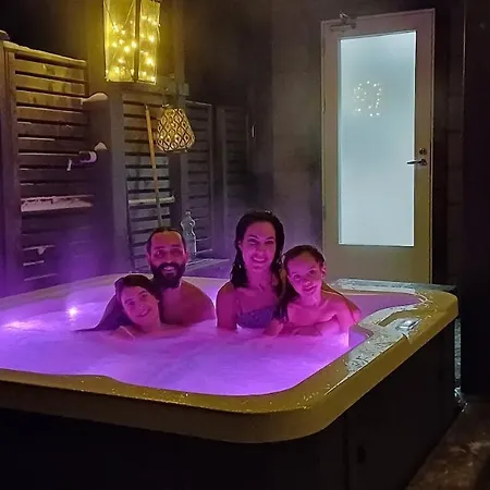 Luxury Aurora Glass Igloo, Hot Tub & Sauna *