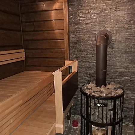 Luxury Aurora Glass Igloo, Hot Tub & Sauna * ロヴァニエミ