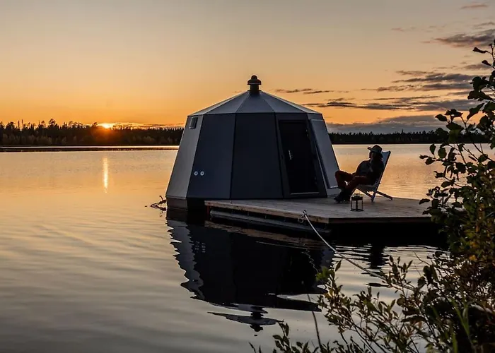 Luxury Aurora Glass Igloo, Hot Tub&sauna
