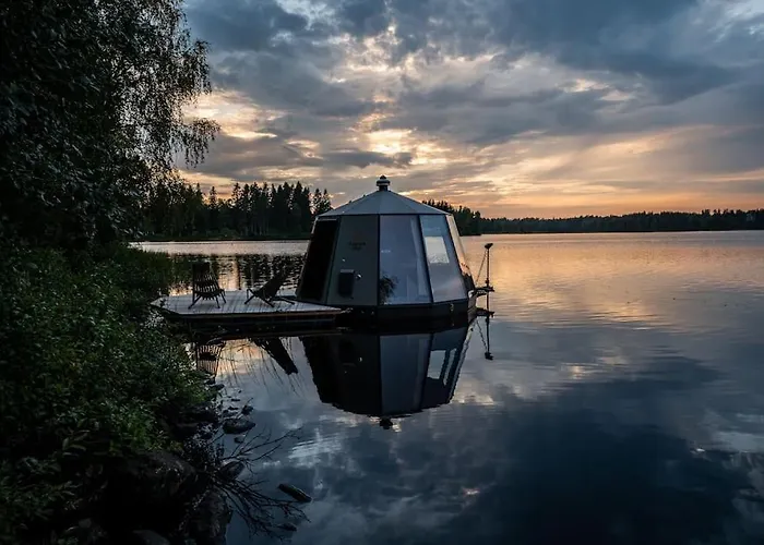 Luxury Aurora Glass Igloo, Hot Tub&sauna *