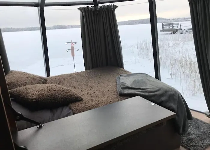 Luxury Aurora Glass Igloo, Hot Tub&sauna *